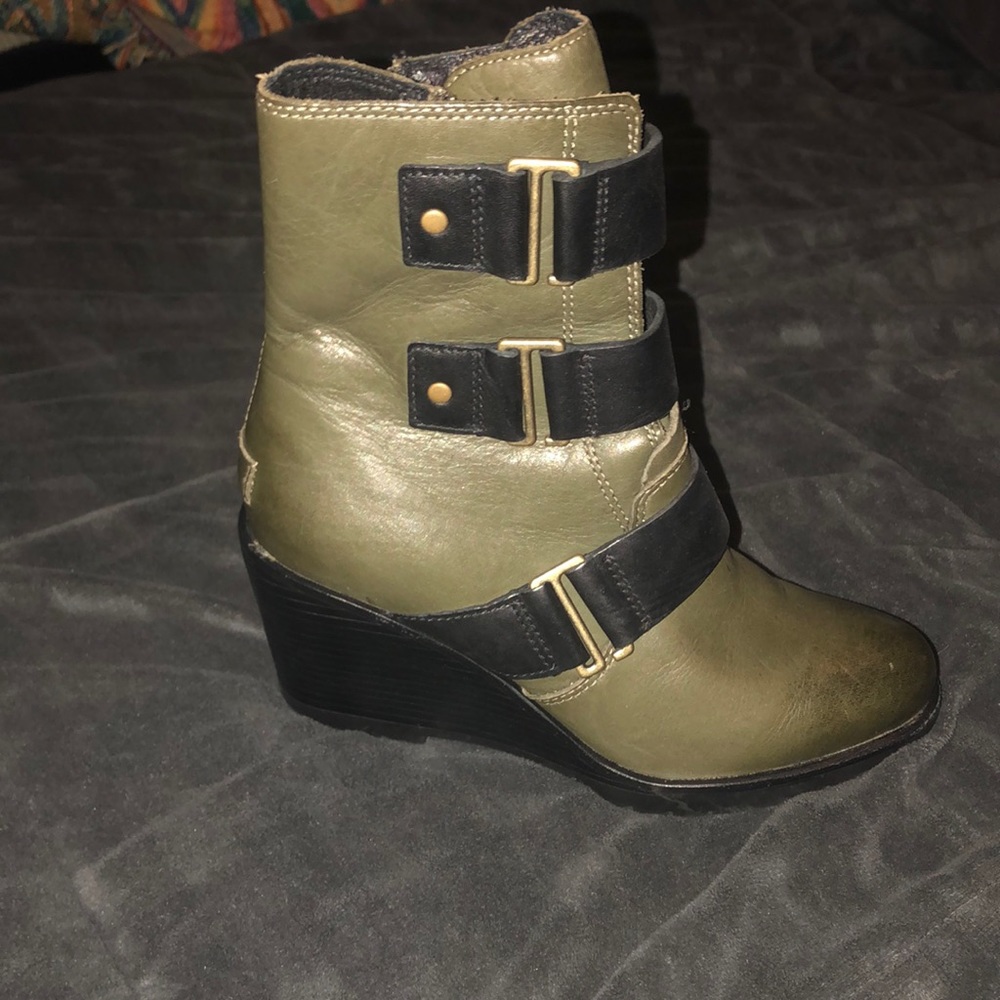 Brand new olive green Sorel booties